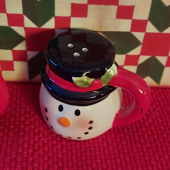 Snowmen Mug Style Salt & Pepper Shakers - Picture 4 of 10